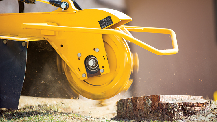 How does a stump grinder work